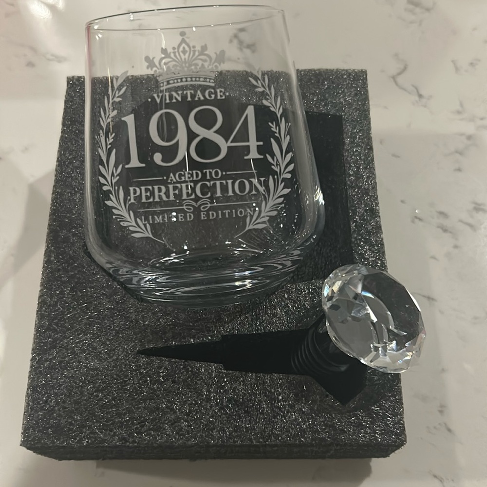 NIB 1984 Wine & Stopper Gift Set